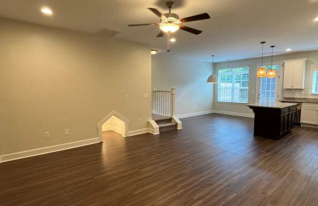 Comfortable, Convenient & Move-In Ready! Gallery 4