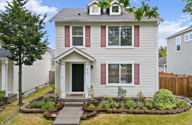 Cozy DuPont Home with Fenced Yard, 2-Car Garage & Minutes to JBLM! photos photos