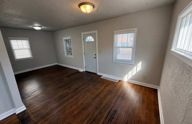 Updated 1 Bed / 1 Bath Single-Family Home with Garage! Gallery 4