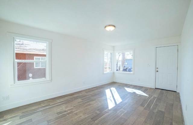 5878 Riverside Drive - A Gallery 4