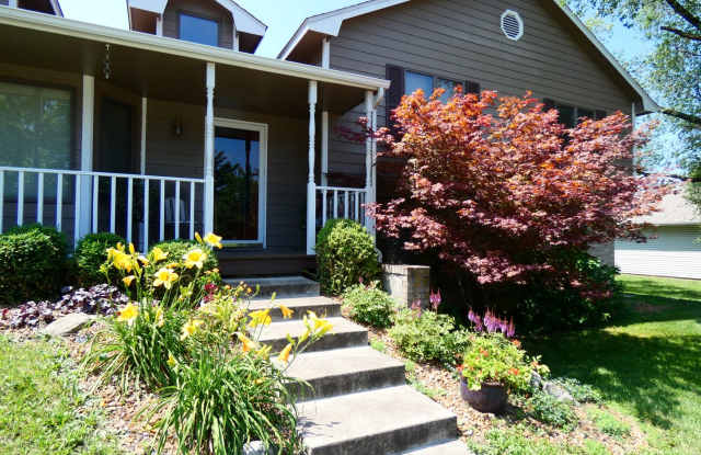 Spacious 4BR/2.5BA House in Fantastic Woodrail South Location On Large Corner Lot of a Cul-de-sac. Close to Schools, Shopping  Dining. AVAIL. NOW Gallery 3
