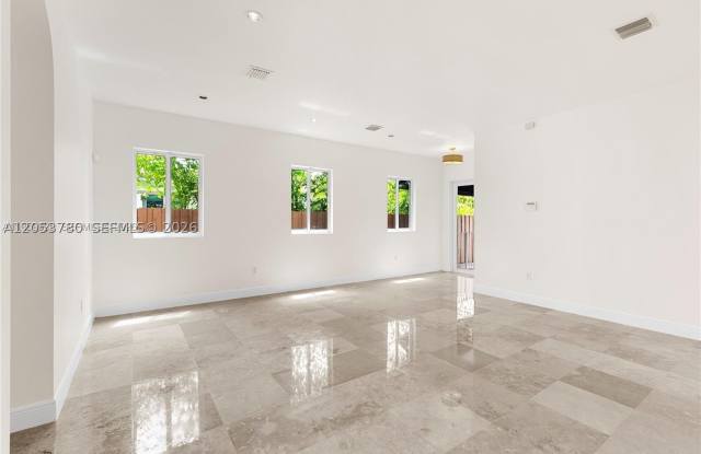 4023 SW 10th St Gallery 4