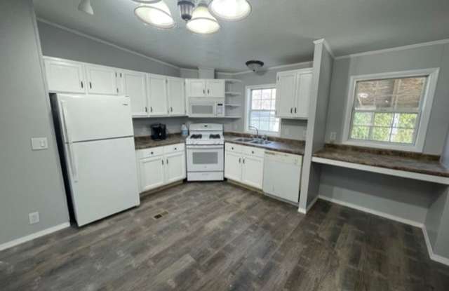 Updated 3 Bedroom, 2 Bathroom House Gallery 4