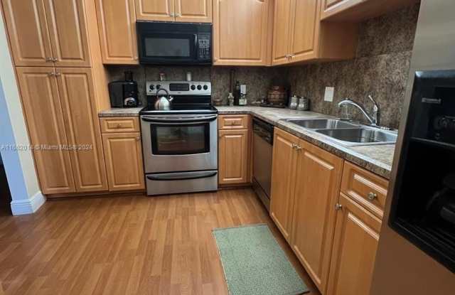 424 Lakeview Dr - 424 Lakeview Drive, Weston, FL 33326