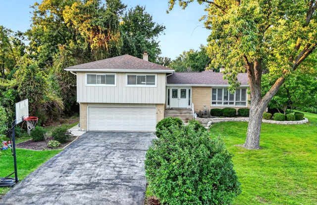 800 RIDGEMOOR Drive W Gallery 1