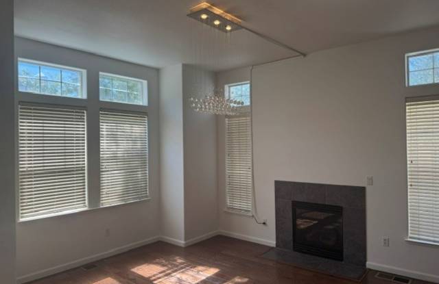 <b> Three Bedroom near Wildcreek Golf Course<br><br> Gallery 3