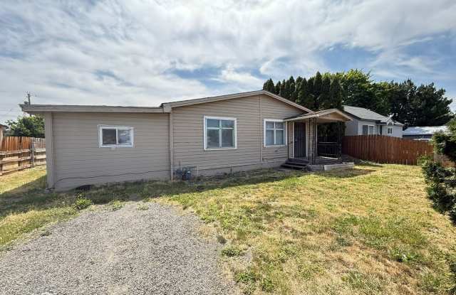 2 Bedroom, 1 Bath Home with a Large Backyard! photos photos