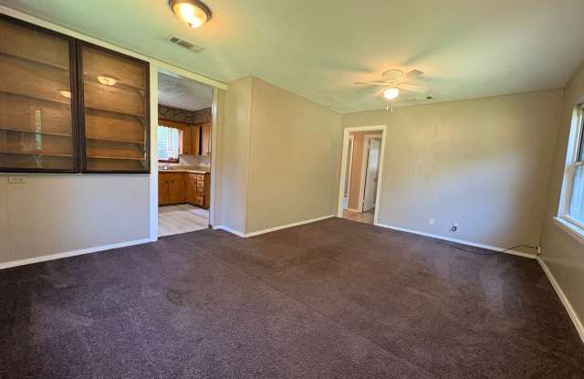 Very nice 2 bedroom/1 bath home with Central Air & Heat! Gallery 4