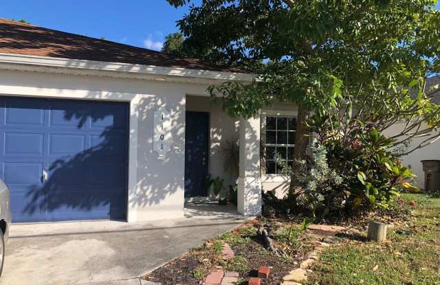 Experience this Large Cape Coral 3 bedroom 2 bath duplex with 1 car garage and screened in lanai. photos photos