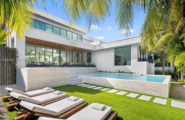 773 NE 77th Ter photos photos