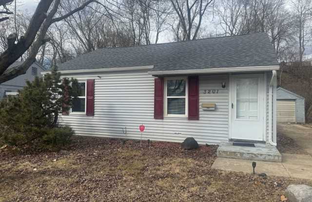 2 Bedroom House in Peoria — Hardwood Floors Throughout, Yard & Off-Street Parking, Section 8 Welcome photos photos