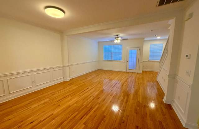 Beautiful Updated Townhouse Mooresville. 2BR/2.5BA with Oversized Garage Gallery 4