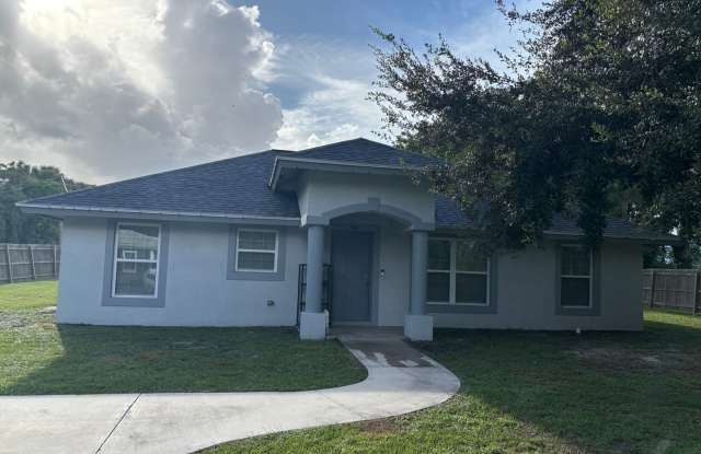 Charming 3BR House in Okeechobee - 508 Southeast 11th Avenue, Okeechobee, FL 34974