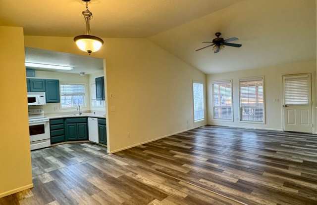 Adorable Home in SW Redmond with Huge Backyard! Gallery 4