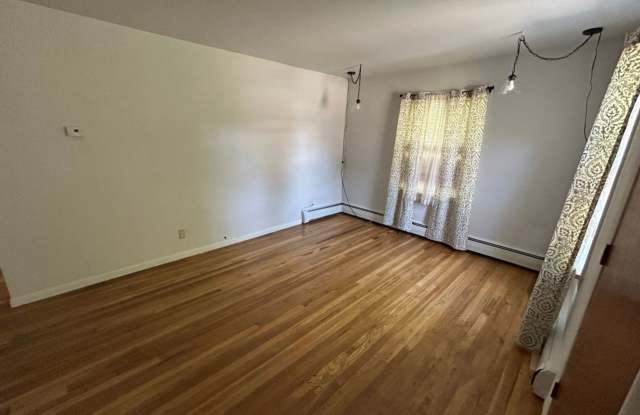 4 Bedroom 1.5 Bath House with Washer and Dryer and Fenced Back Yard Gallery 4