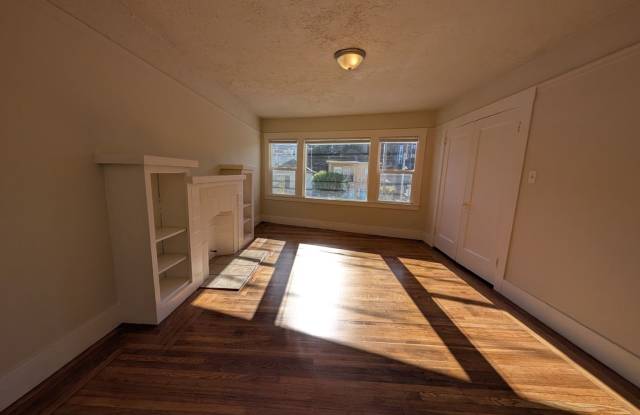 Spacious 2 Bed- 1 Bath, with Hardwood/Tile Floors throughout- near East 23rd Ave. Gallery 4