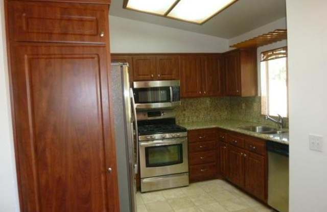 Beautiful 2-bed, 2-bath upper level Condo in West Hills Gallery 3