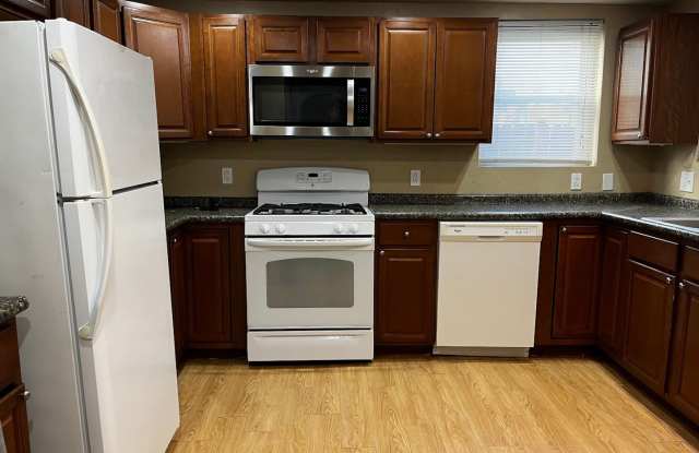 Beautiful  Spacious 3BD/2BTH plus additional room in Southside - Central AC - Private Rear Patio - 83 South 11th Street, Pittsburgh, PA 15203