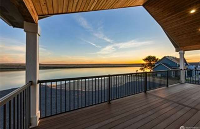Lakefront Property on 2.5 acres Gallery 4
