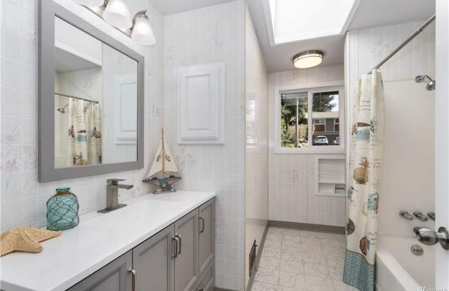 Wonderful 3 bedroom, 1 3/4 bath split level home in University Place! Gallery 4