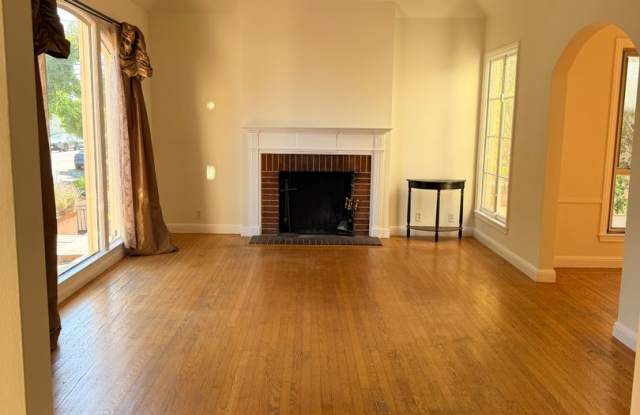 Charming 3-Bedroom Oakland Home with Vintage Character and Spacious Backyard Gallery 4
