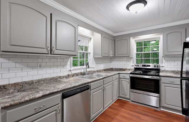 Cozy 2BR/1BA Home for Rent in Highly Sought-After Brandon School District - Perfect for Small Families or Professionals! Gallery 3