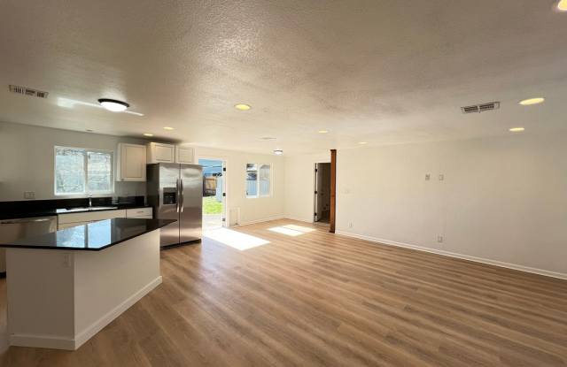 Freshly Remodeled Three Bedroom! Gallery 1
