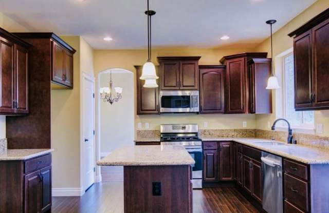 Beautiful & Modern, Warm & Cozy 4 bed 3 bath heated garage home! Gallery 4