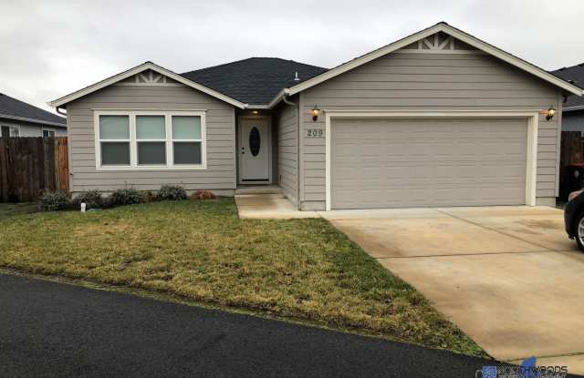 Nice 3 Bedroom 2 Bath Home with Vaulted Ceilings and Fully Fenced Back Yard photos photos