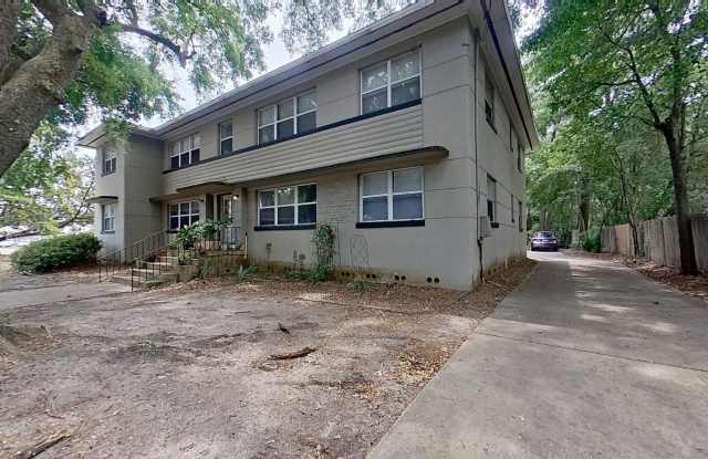 Charming Apartment with Wood Floors & Convenient Amenities photos photos