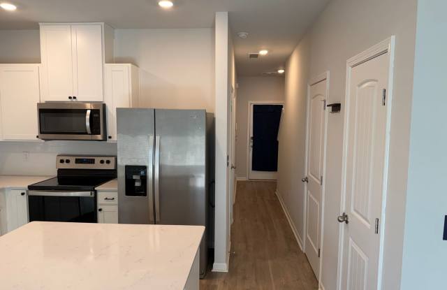 3 BR/2BA | Newly Renovated Single Family Home | Covered Patio | In Columbia! Gallery 4