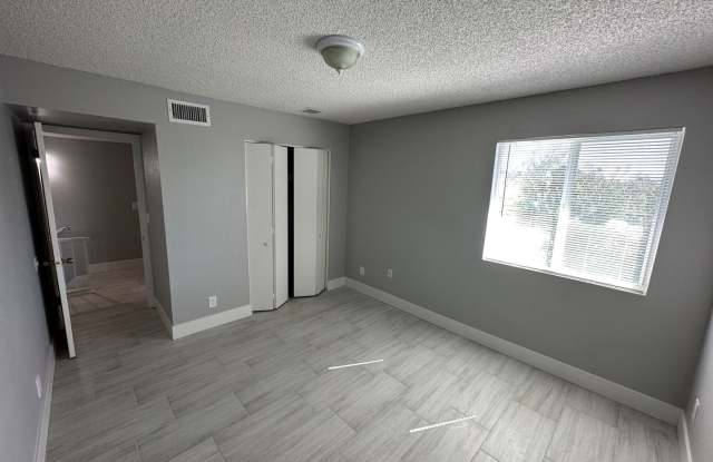 Cozy 2 bd, 1.5 bath condo with open floor plan. photos photos