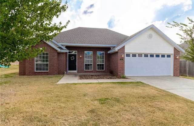 Beautiful Home In The Heart of Farmington, Arkansas! Apply Today!! - 2831 Chip Shot Drive, Prairie Grove, AR 72730