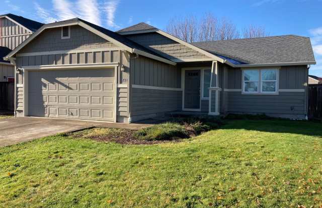 Beautiful Home! Large open living room! Double Car Garage! In private HOA neighborhood! Next to South Albany! - 4232 Southeast Chartwell Street, Albany, OR 97322