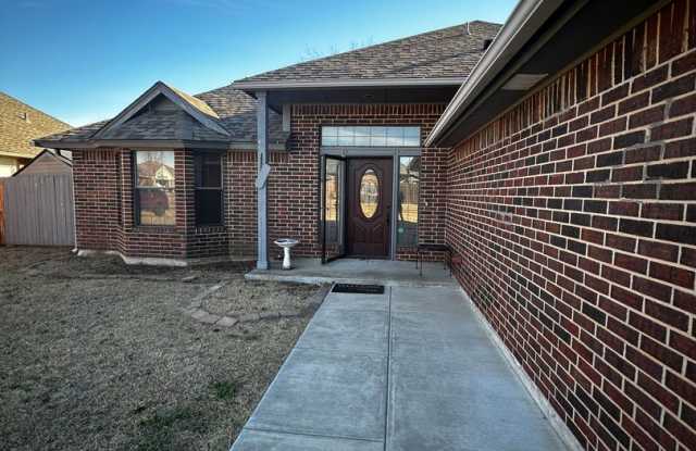 3BR 2BA house plus den in Yukon!! Gallery 3