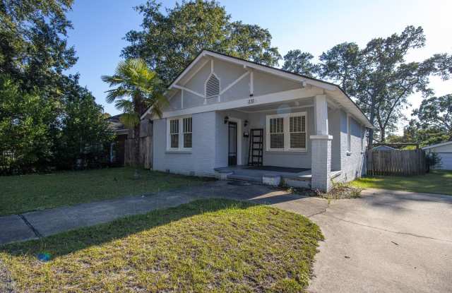 Charming 2 Bedroom Home Steps from USC – Location, Character & Outdoor Living! Gallery 1