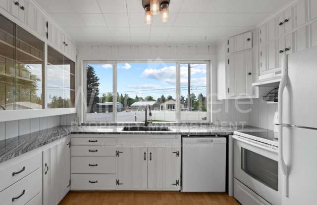 ** First month half off ** Beautiful 3 Bedroom Home - EV Charger - Pet Friendly Gallery 4