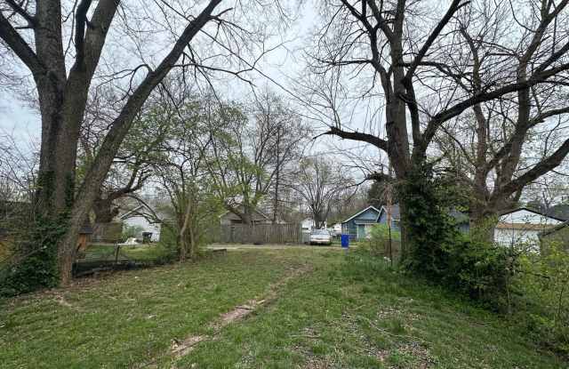 Great Location! 2 BEDROOM DUPLEX LOWER UNIT WITH BACKYARD - 105 Starr Avenue, Hamilton, OH 45013