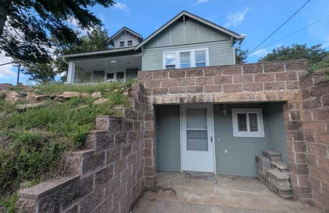 3 Bedroom, 2 Bathroom Home with Fenced Back Yard & Full Basement Gallery 3