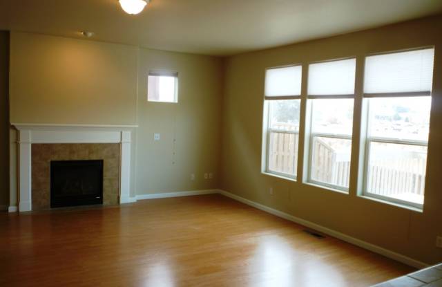 2832 NE Sedalia Lp Gallery 2