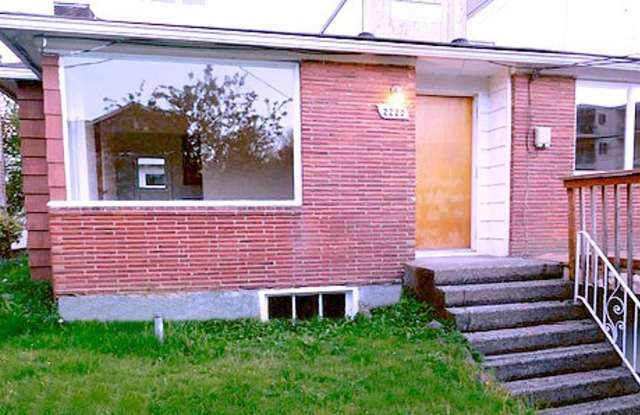 Magnolia Duplex Available May 5th - 2220 Thorndyke Avenue West, Seattle, WA 98199