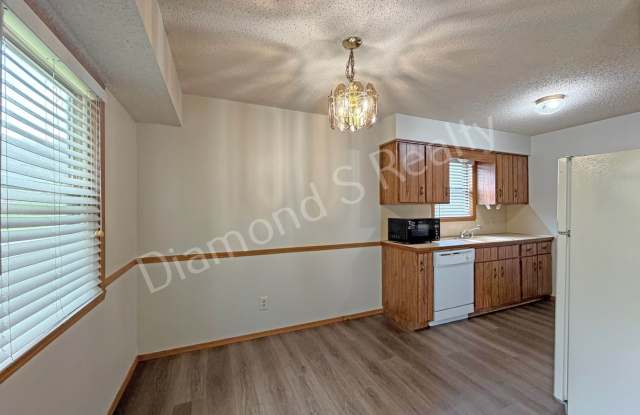 Cozy 2 Bed, 1 Bath Home with Attached Garage Available! Gallery 4