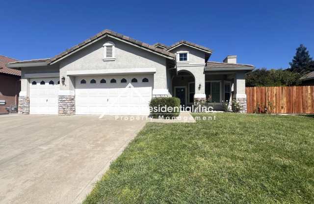 Spacious Roseville 3bd/2ba Home with 3-Car Garage photos photos