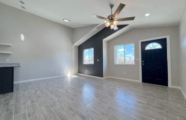 Modern Stylish Duplex 1bed/1bath Refrig A/C! Gallery 3