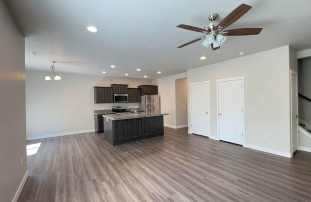 MOVE-IN SPECIAL: Get $250 OFF one month's rent with a move-in date of 10/01/2026. Gallery 4