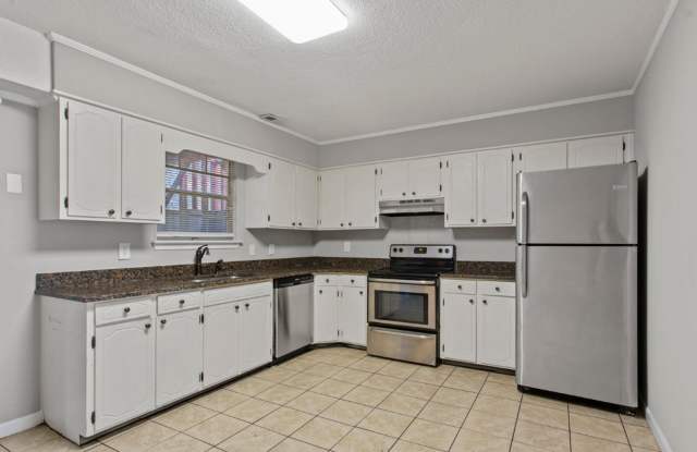 4 Bedroom Home! One month free! Spacious and Pet Friendly Gallery 4