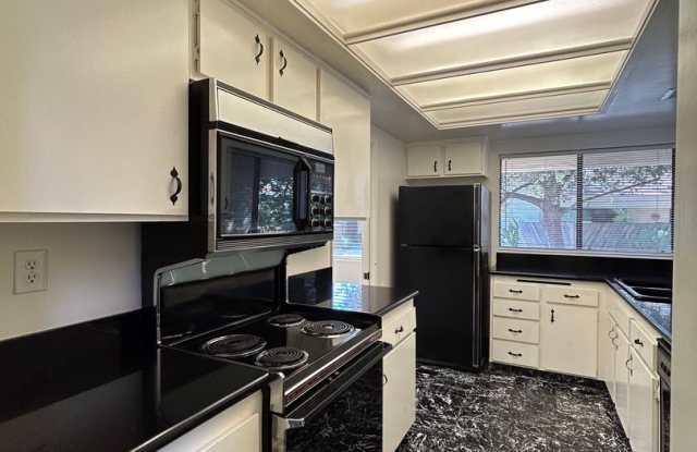FOR LEASE - 3 Bedroom 2 Bath Spacious Creekside Village Condo in Ojai! Gallery 4