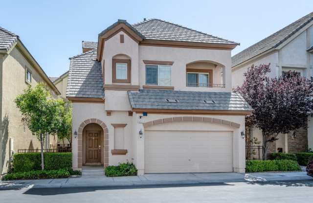 LOVELY GATED, LARGE HOME IN QUEENSRIDGE!! photos photos