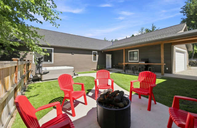 Full remodel downtown Ronald!  Backs up to trails, close to lake! Can be fully furnished or furniture removed. Gallery 3