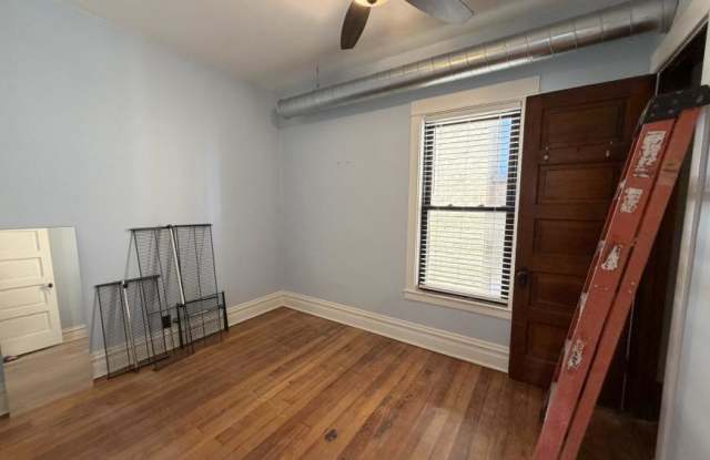 4335 North Damen Gallery 2